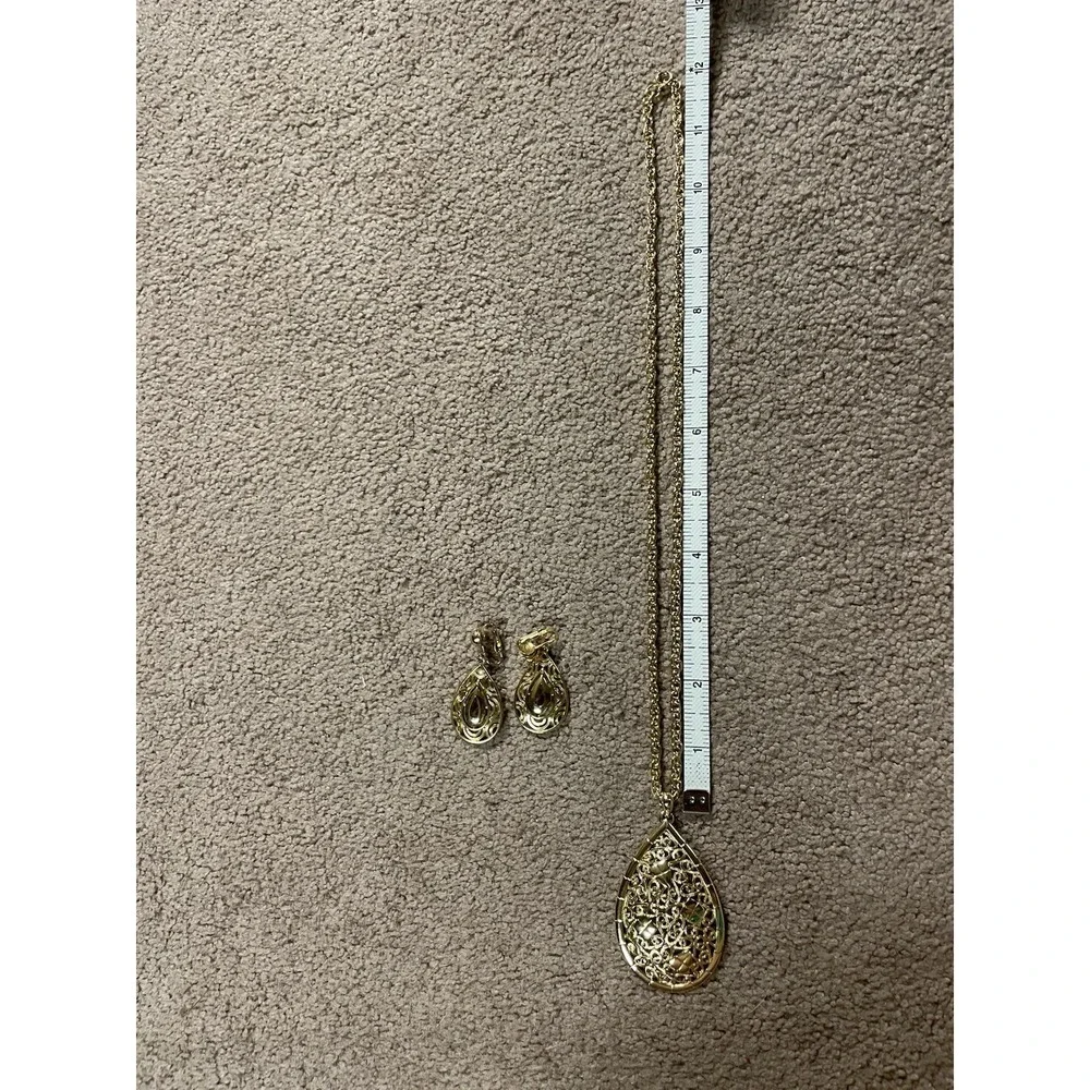 VTG‎ Gold Tone Filigree Necklace 2.5